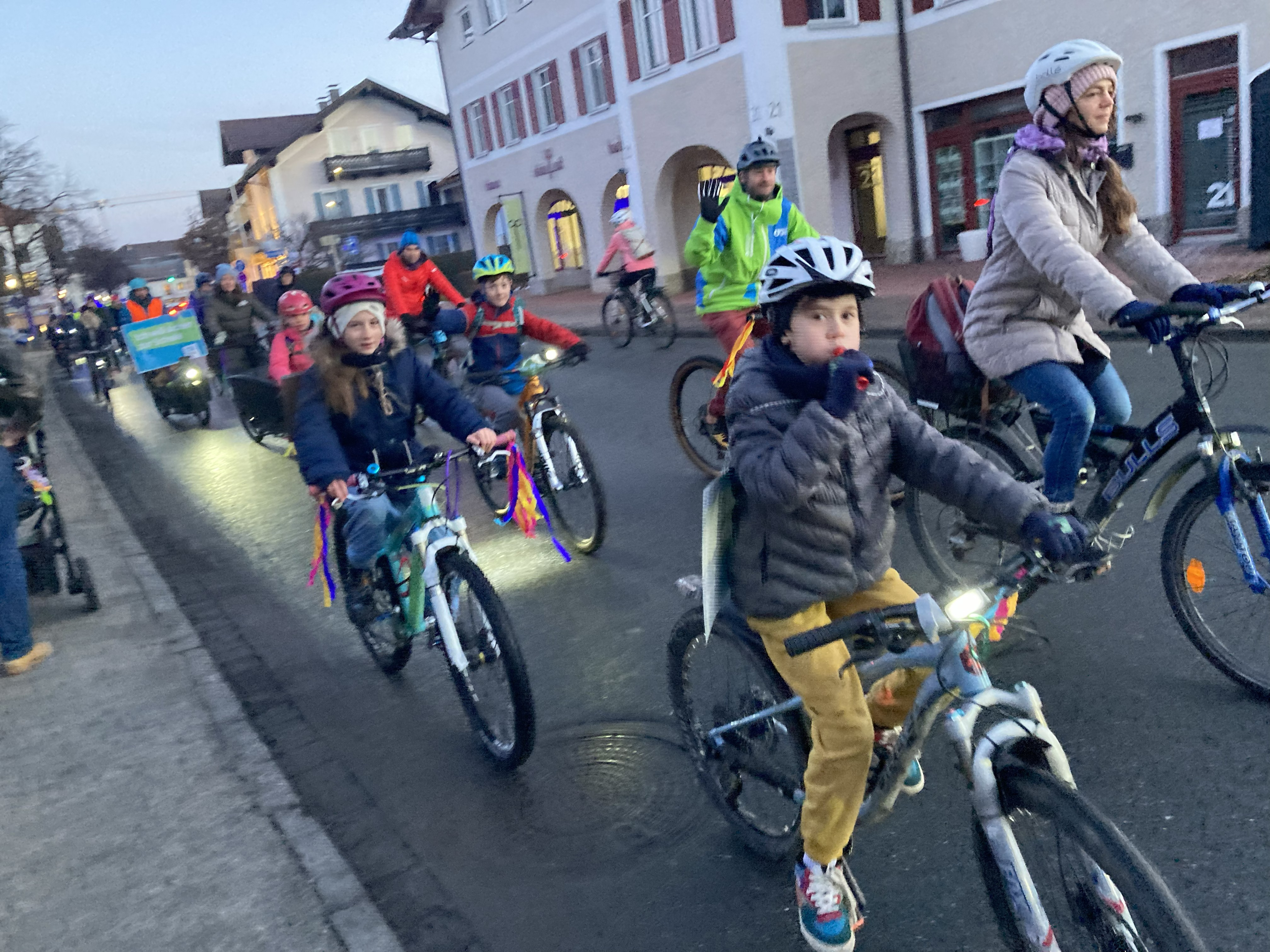 Fahrrad-Korso zur Grundschule